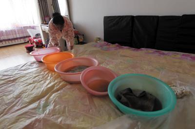青川楼上漏水，住户失联，小区没物管，业主维权难！律师来支招……